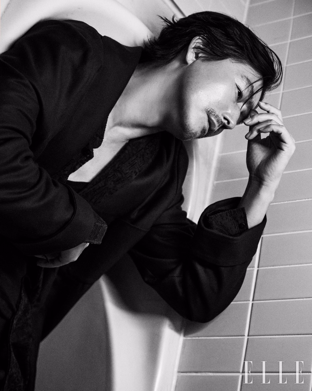 Hyun Bin in character as the powerful Baek Ki Tae