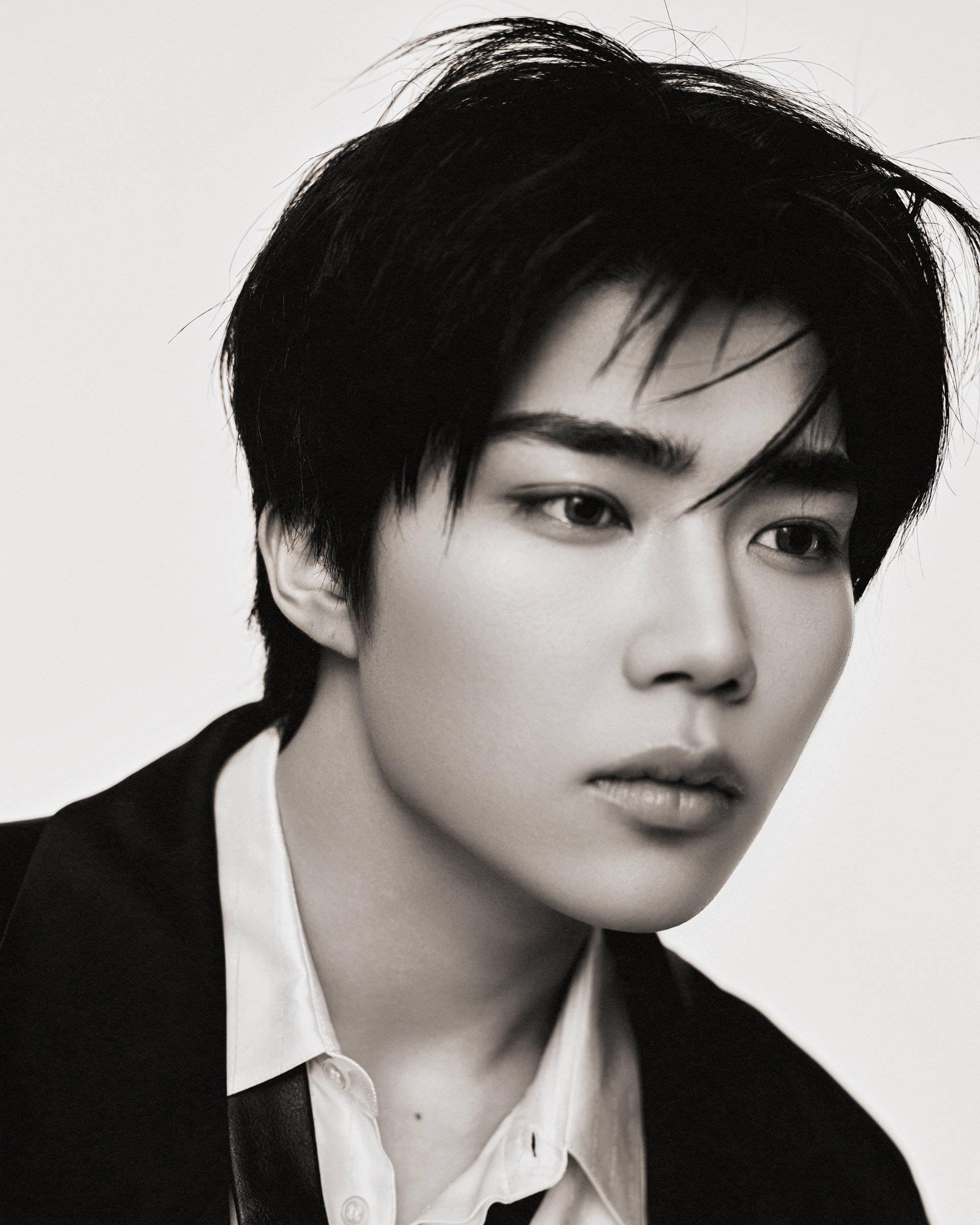 Park Gun Wook in a stylish outfit