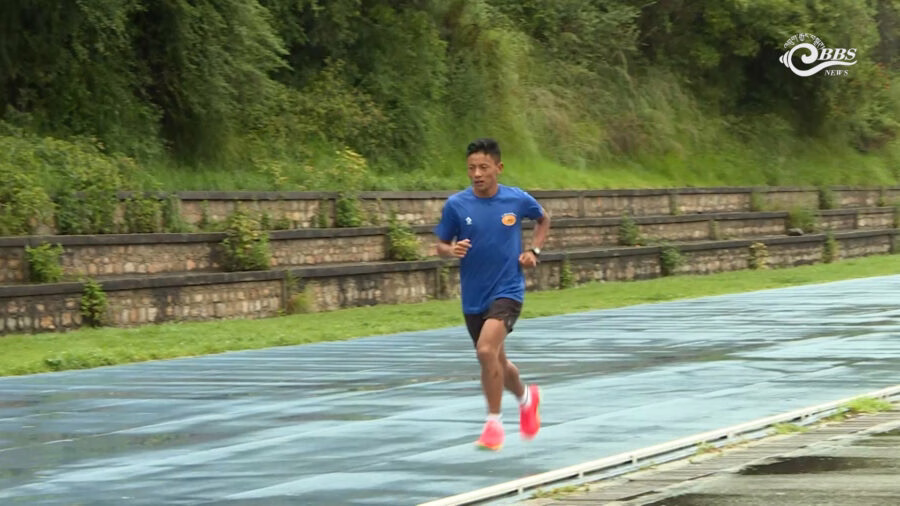 Gawa Zangpo training intensively during morning sessions