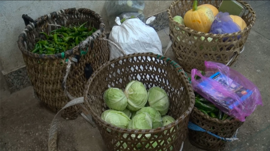 Gongthung village farmers preparing fresh produce for delivery