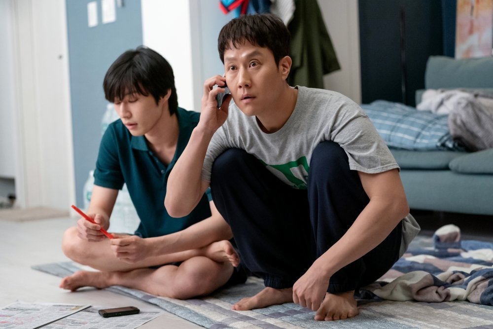 Jjanggu and Kkangnaengi in their cozy apartment