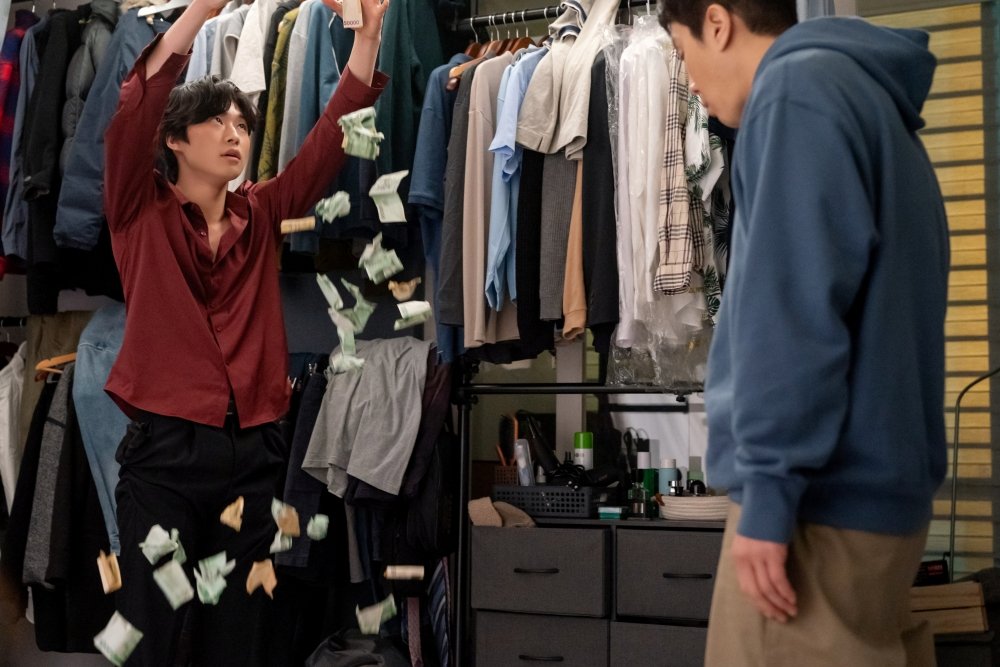 A playful moment between Jjanggu and Kkangnaengi