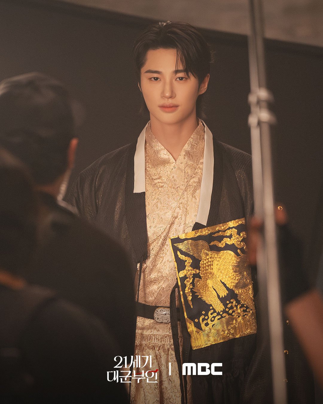 Behind-the-scenes on the set of 'Perfect Crown'