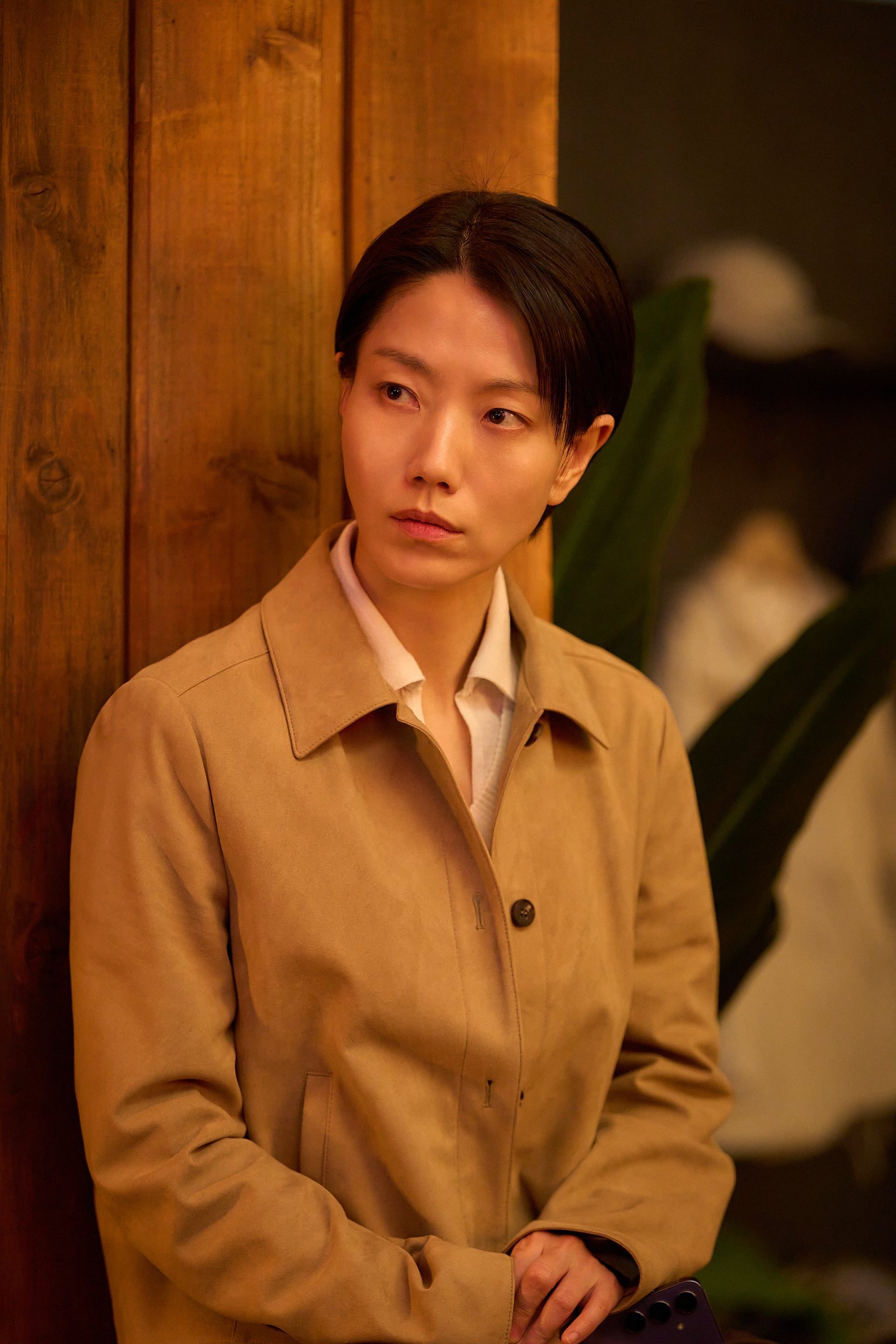 Choi Hyun Hee looks around with sharp gaze