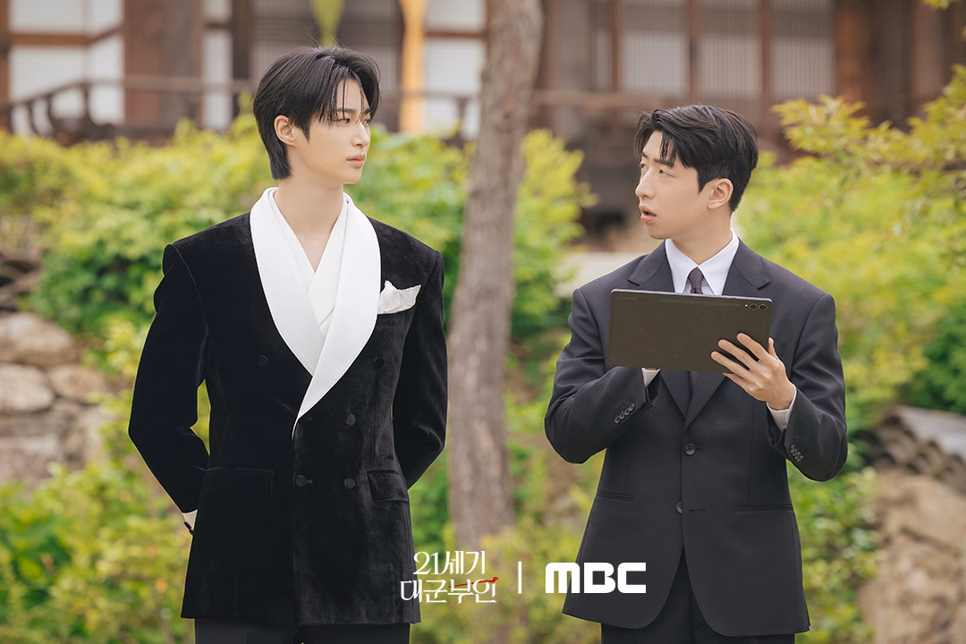 Byeon Woo Seok and Yoo Su Bin in Perfect Crown