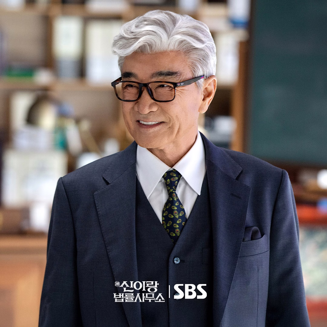 Shin I Rang and Han Na Hyun at the law firm