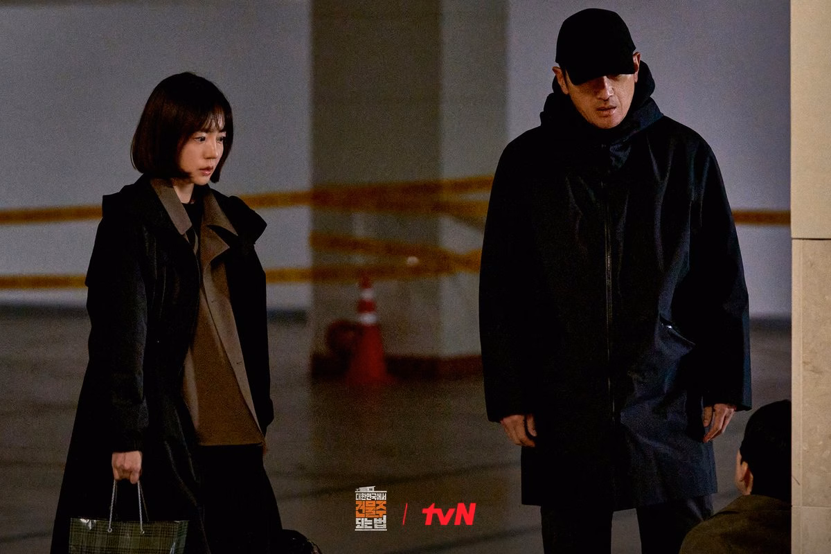 Im Soo Jung and Ha Jung Woo in a tense scene