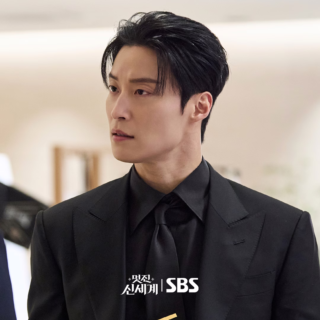 Heo Nam Jun as Cha Se Gye in a black suit