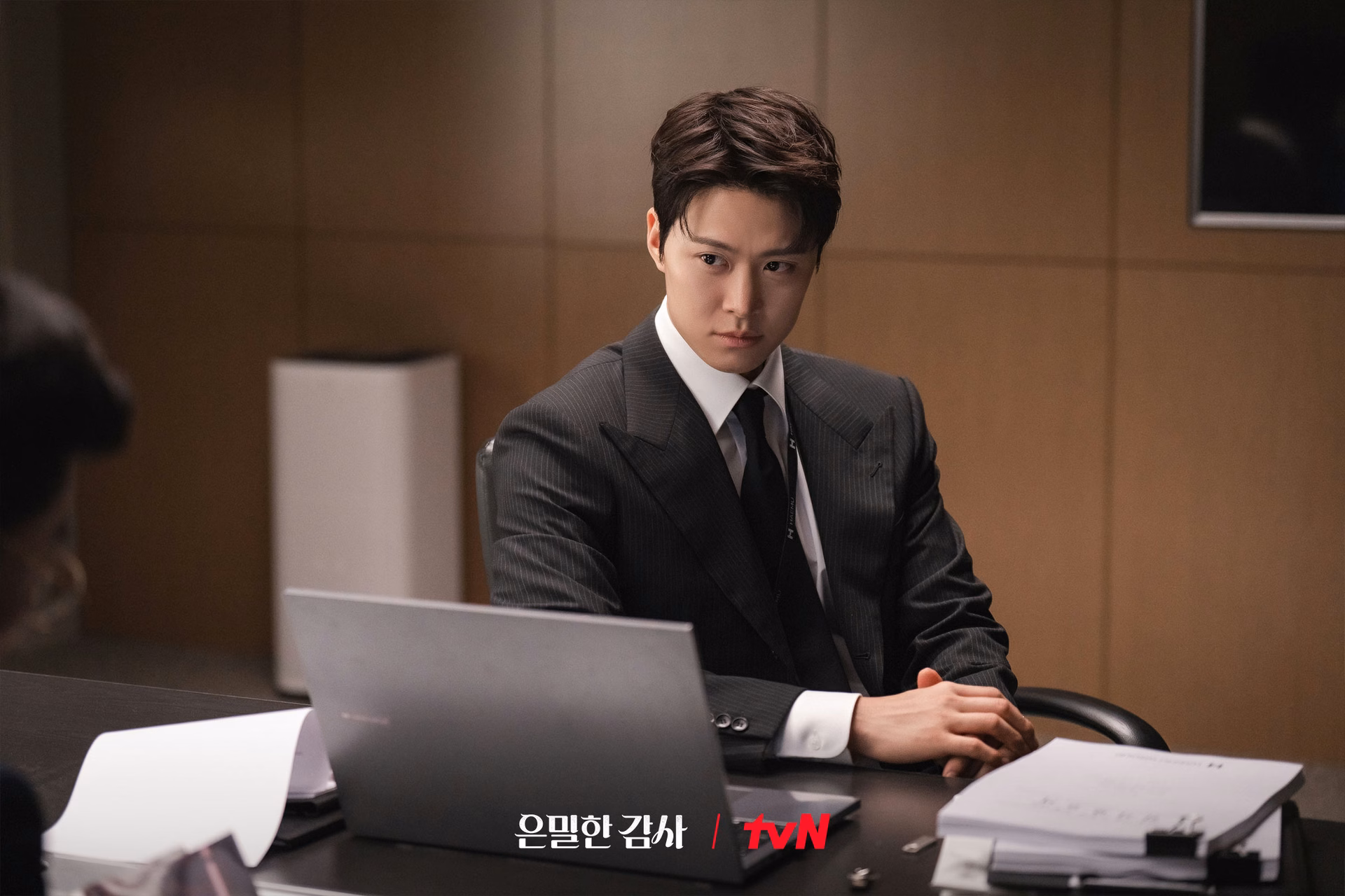 Gong Myoung as Noh Ki Joon in the office setting