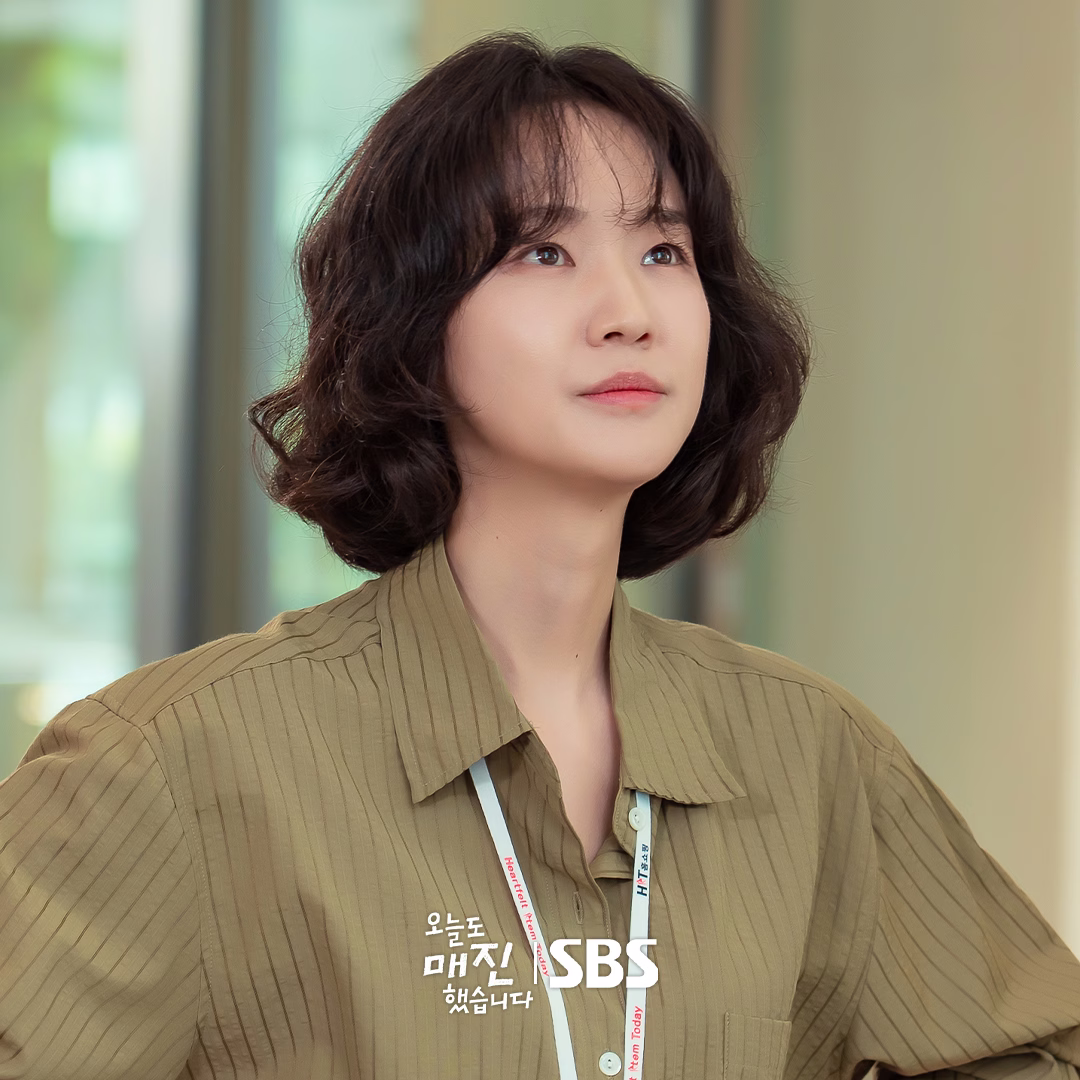 Na Jin in action at the village store