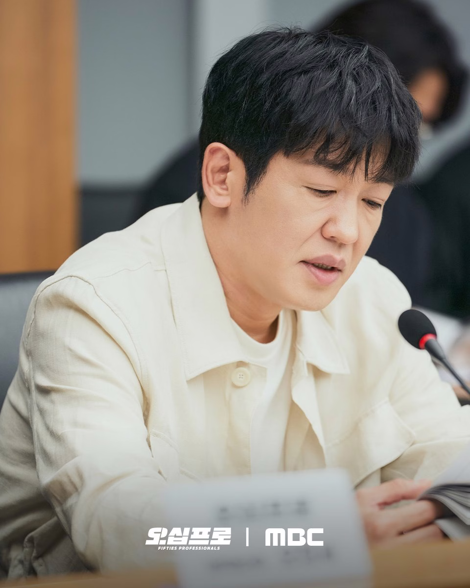 Heo Sung Tae reading the script