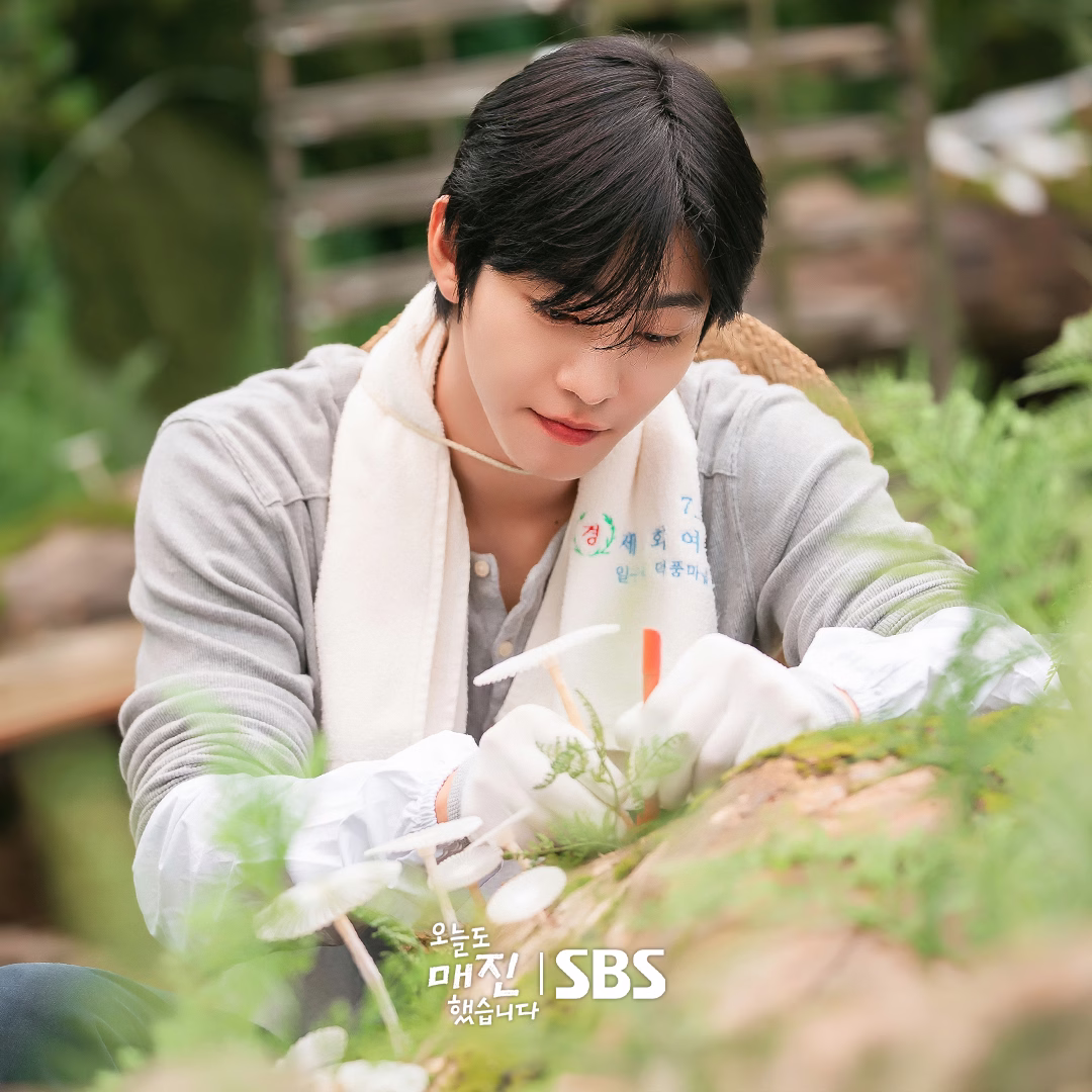 Ahn Hyo Seop as Matthew Lee in the village