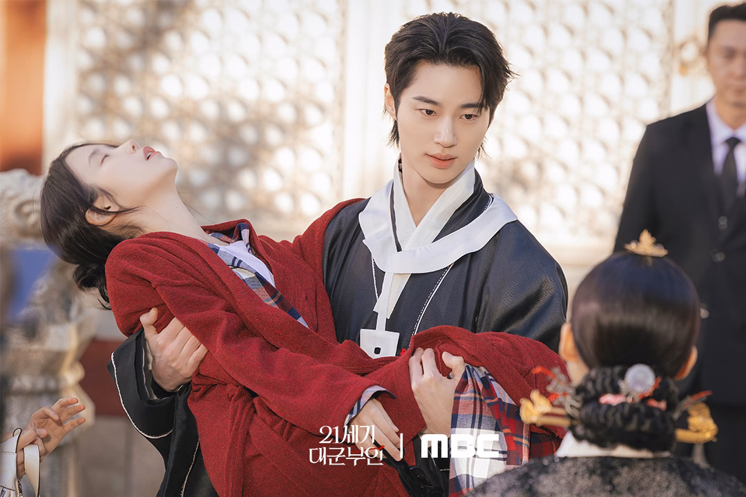 The intense confrontation between Ian and Queen Dowager Yoon Irang