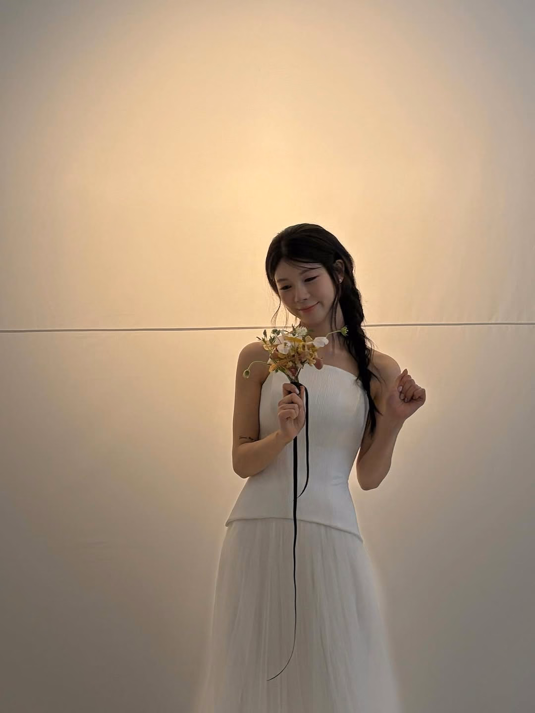 Kong Sang Jeong holding a bouquet