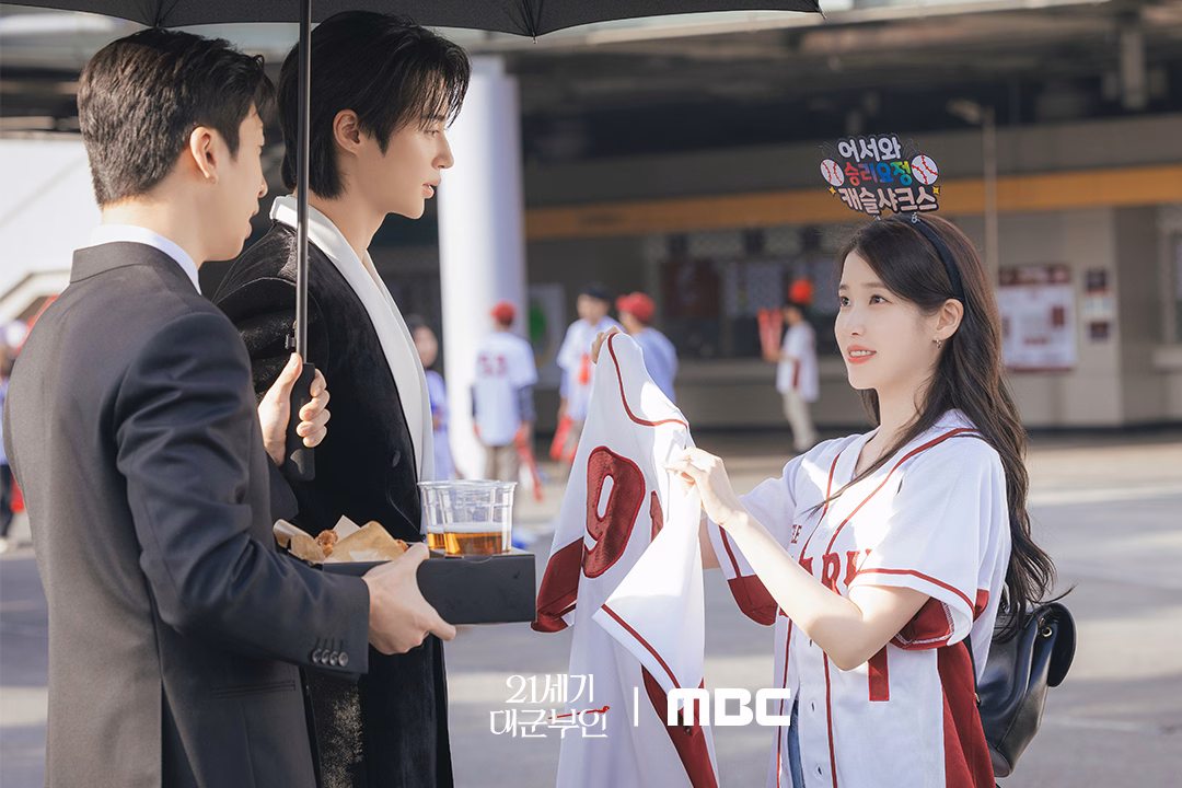 IU and Byeon Woo Seok at the baseball game
